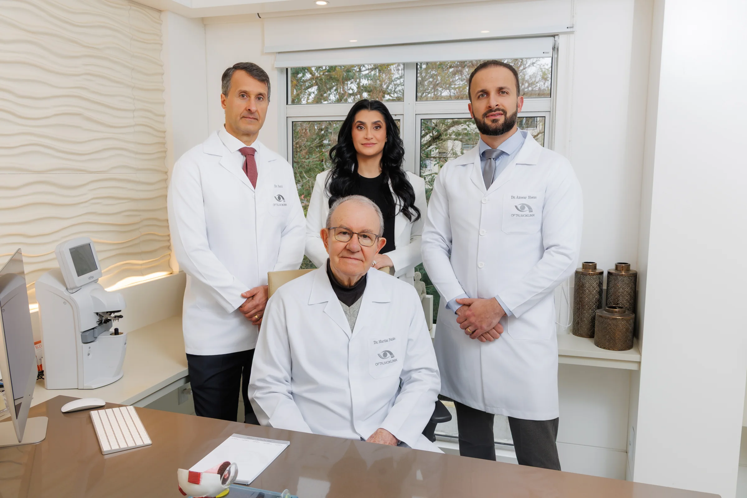 Equipe médica no consultório da Oftalmoklinik