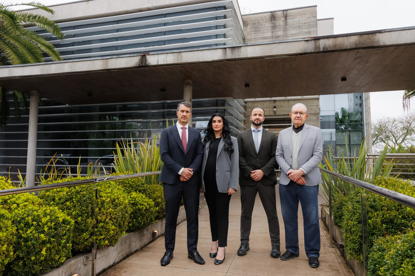 Equipe da Oftalmoklinik em frente à clínica